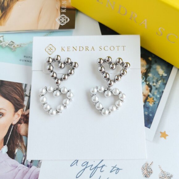 Orecchini Pendenti Kendra Scott Modello Ashton In Oro Con Perle D'acqua Dolce E Cuore, Gioiello Di Dichiarazione